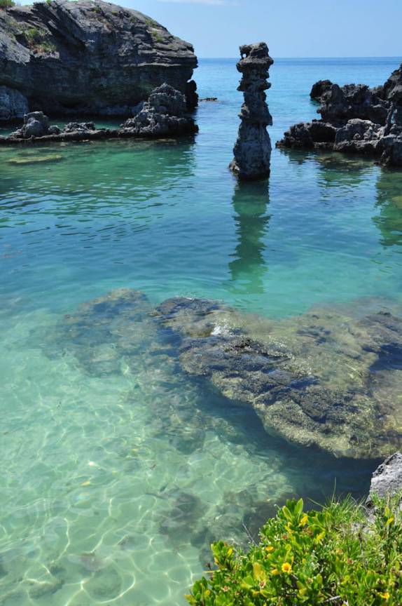 As águas cristalinas de Tobacco Bay, em San George, norte de Bermuda